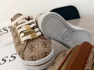 Zapatillas y Bolso Guess