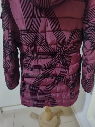 Abrigo plumífero Desigual estampado