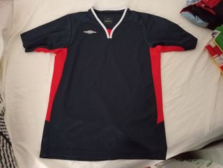 Camiseta Umbro azul y roja
