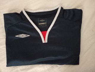 Camiseta Umbro azul y roja