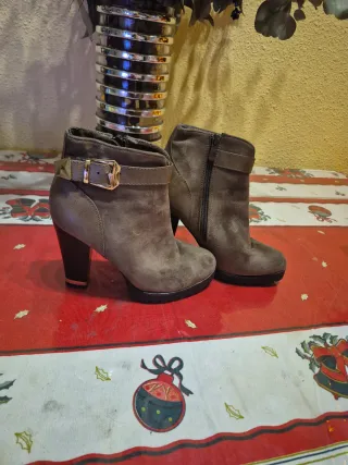 Botines tacón hebilla marrón claro