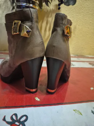 Botines tacón hebilla marrón claro