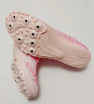 Zapatillas clavos rosas.