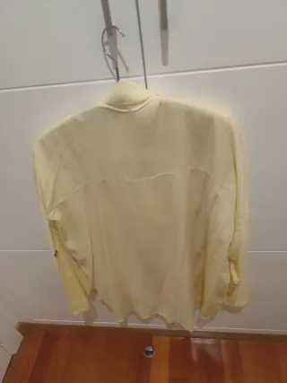 Blusa amarilla con adornos