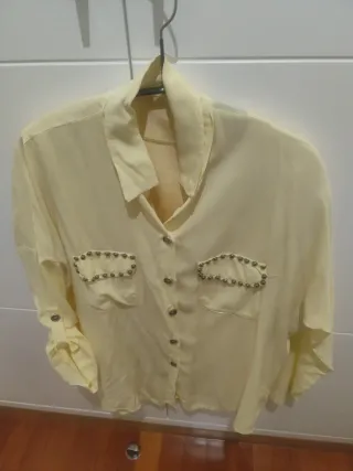 Blusa amarilla con adornos