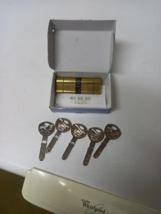 Cerradura Tesa Serie T70 Anti-Snap, casi sin usar