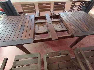 Mesa de jardín de madera oscura