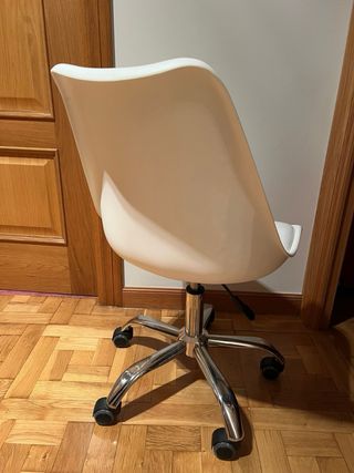 Silla de escritorio blanca con base plateada