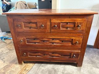 Cómoda de madera maciza