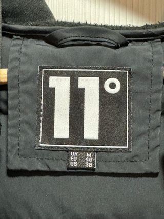Chaqueta 11 Degrees Negra con Capucha.
