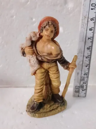 Pastore presepe con agnello