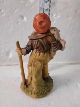 Pastore presepe con agnello