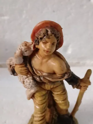 Pastore presepe con agnello