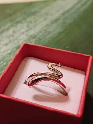 Anello serpente argento con pietre rosse