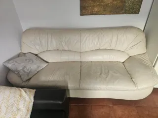 Sofá de piel beige/blanco
