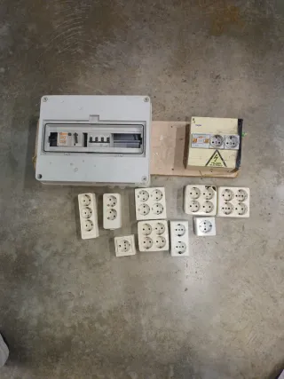 Lote cuadro eléctrico y regletas