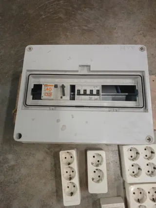 Lote cuadro eléctrico y regletas