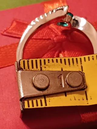 Anello contrarié con pietra verde