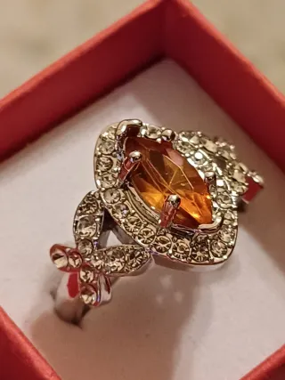 Anello con pietra ambra e farfalla