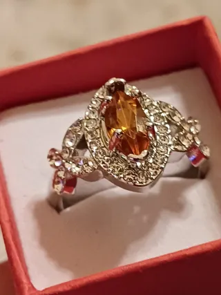 Anello con pietra ambra e farfalla