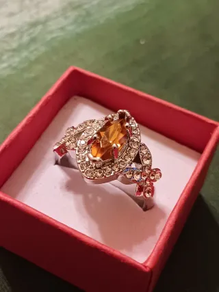 Anello con pietra ambra e farfalla