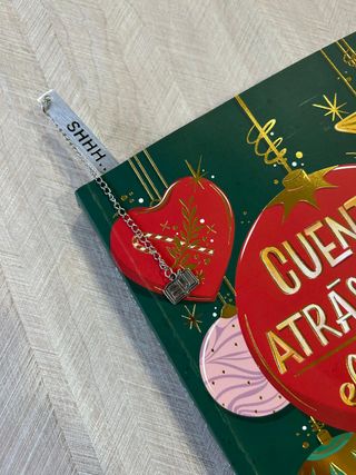 Marcapáginas con dije de libro