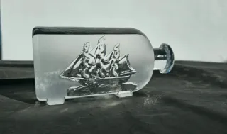 Pisapapeles de cristal con barco