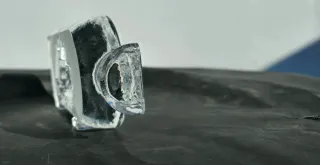 Pisapapeles de cristal con barco