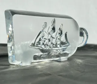 Pisapapeles de cristal con barco