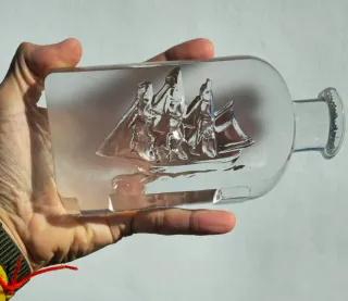 Pisapapeles de cristal con barco