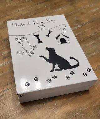 Scatola portachiavi in metallo con cane