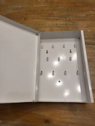 Scatola portachiavi in metallo con cane