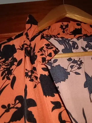 Vestido naranja con estampado floral negro