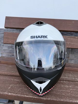 Casco de moto Shark blanco y negro
