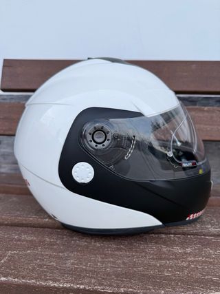 Casco de moto Shark blanco y negro