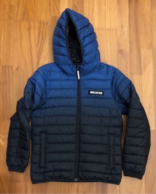 Chaqueta Hollister azul y negra.