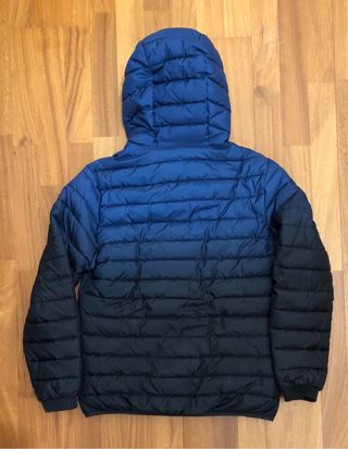 Chaqueta Hollister azul y negra.