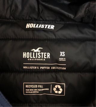 Chaqueta Hollister azul y negra.
