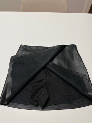 Conjunto Top Peluche y Falda Piel ZARA y MANGO