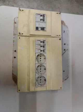 Cuadro Eléctrico con Interruptores y Enchufes