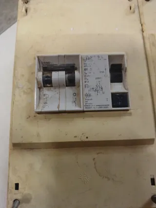 Cuadro Eléctrico con Interruptores y Enchufes