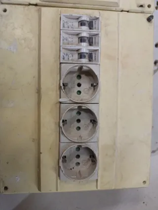 Cuadro Eléctrico con Interruptores y Enchufes