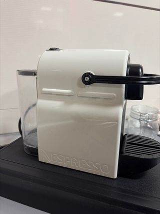 Cafetera Nespresso Blanca organizador cápsulas