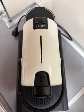 Cafetera Nespresso Blanca organizador cápsulas