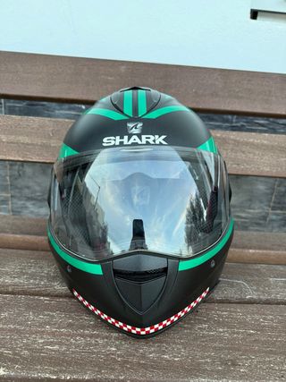 Casco de moto Shark negro y verde