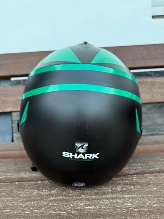 Casco de moto Shark negro y verde