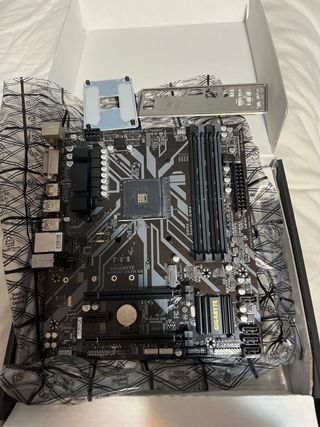 Placa Base Gigabyte B450M DS3H V2