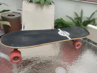 Skate Negro con Ruedas Rojas