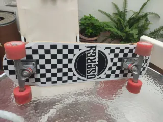 Skate Negro con Ruedas Rojas