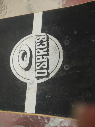 Skate Negro con Ruedas Rojas